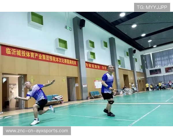 “羽毛球：简阳文体中心赛场快节奏对决，选手大展身手”